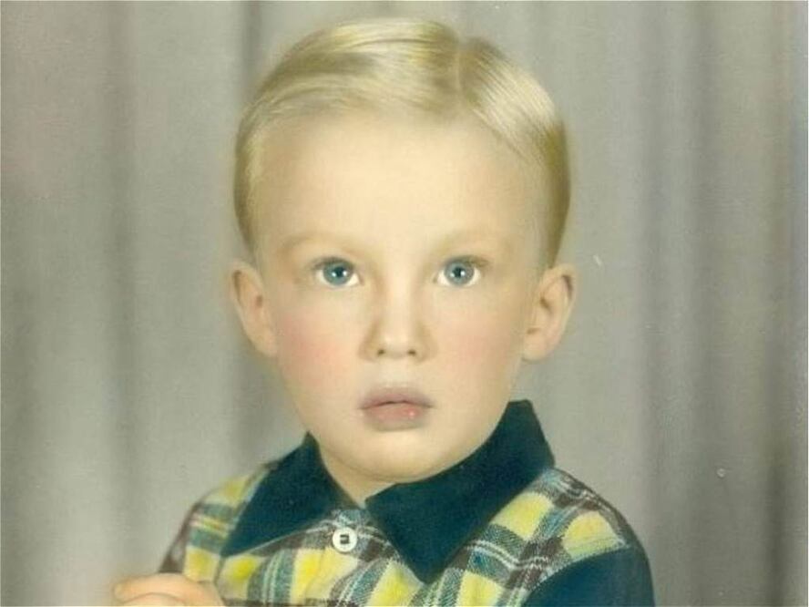 Hijo de Frederick C. y Mary MacLeod Trump, el candidato republicano nació en 1946 en Queens (Nueva York) y fue el cuarto de cinco hijos.
