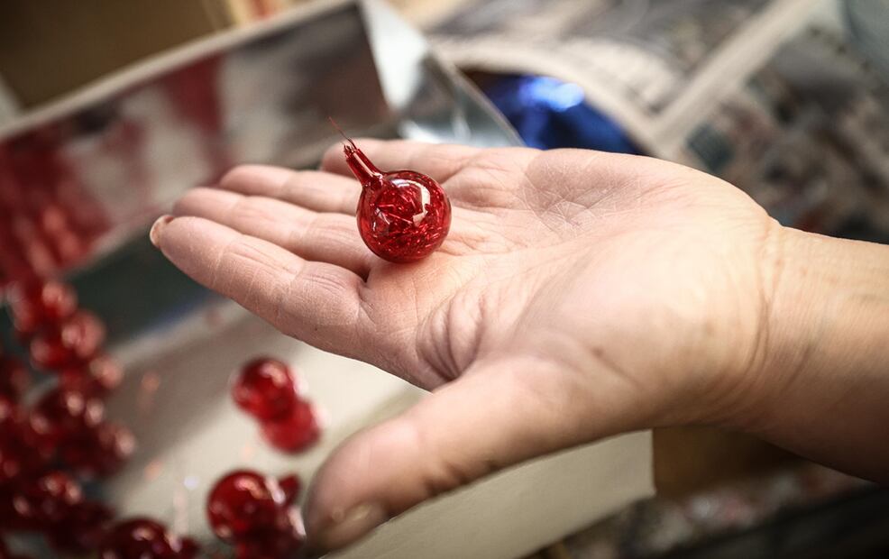 Dentro de la fábrica realizan piezas tan pequeñas como una canica y tan grandes como un melón, todas con el mayor cuidado y atención al detalle. También elaboran otros productos usando el vidrio soplado. Fotos: Gabriel Pano/EL UNIVERSAL