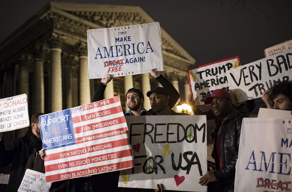 Manifestantes protestan en París contra el veto del presidente de EU, Donald J. Trump, a la entrada al país de personas de siete naciones de mayoría musulmana (Foto: EFE)