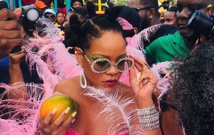 Rihanna impacta con minivestido cubierto de plumas en Barbados