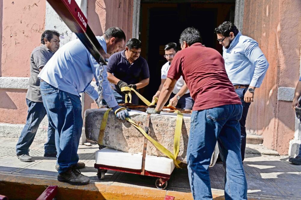 Se necesitaron varios hombres y una grúa especial para transportar el Panel de Ichmul sin causarle daños (CUAUHTÉMOC MORENO. EL UNIVERSAL)