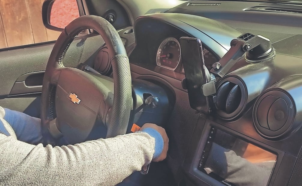 Mujeres trabajan en taxis a través de plataformas digitales por la flexibilidad que les da para cuidar a sus hijos, estudiar o completar ingresos, y lo hacen con sus reglas de supervivencia. Foto: de Emilio Fernández