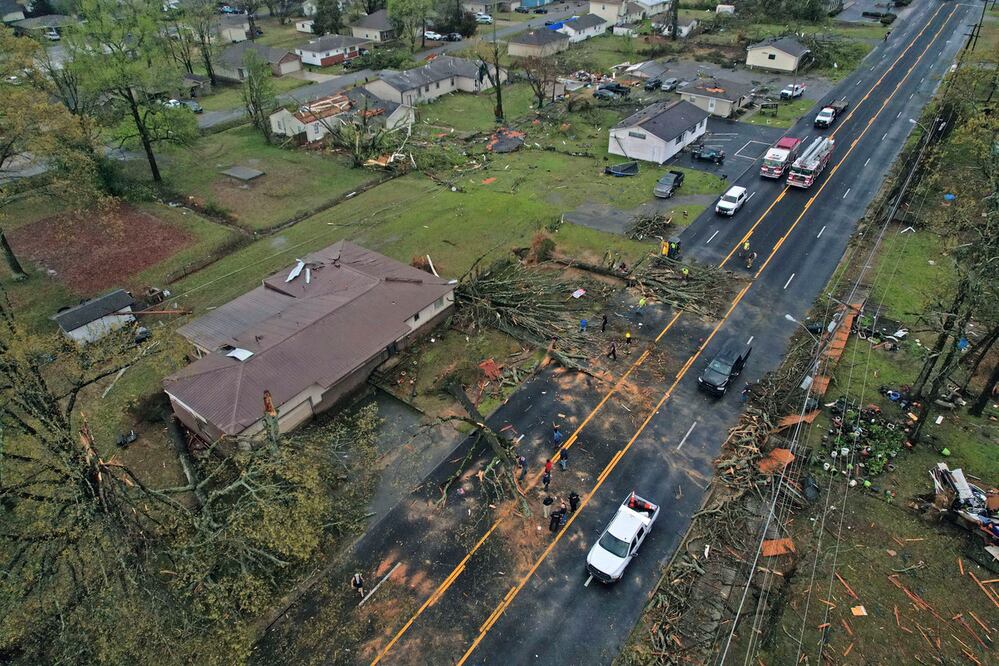 Vista áerea de daños, después de que un tornado pasara en Arkansas. Foto: AP