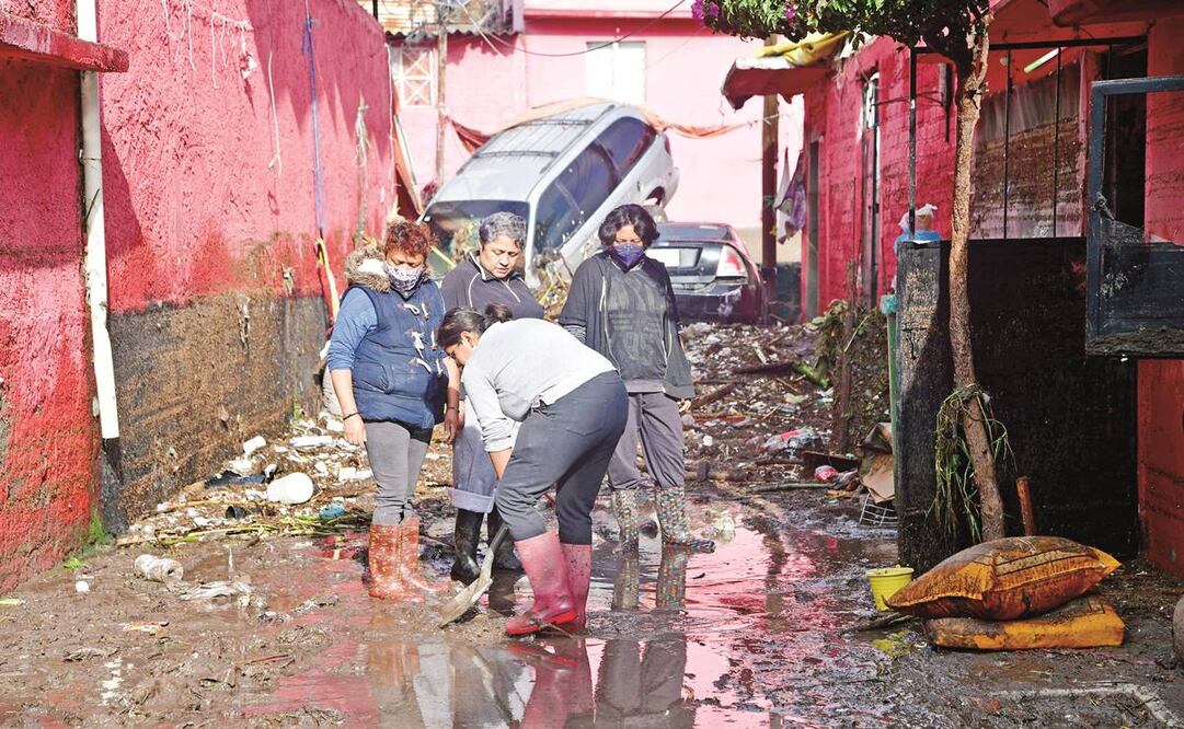 Habitantes de Ecatepec tratan de salvar algunas cosas, luego de que el agua arrasó con sus viviendas, autos y negocios. Foto: Hugo García. EL UNIVERSAL