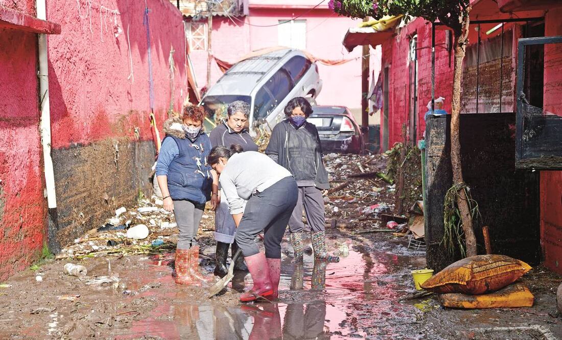 Habitantes de Ecatepec tratan de salvar algunas cosas, luego de que el agua arrasó con sus viviendas, autos y negocios. Foto: Hugo García. EL UNIVERSAL