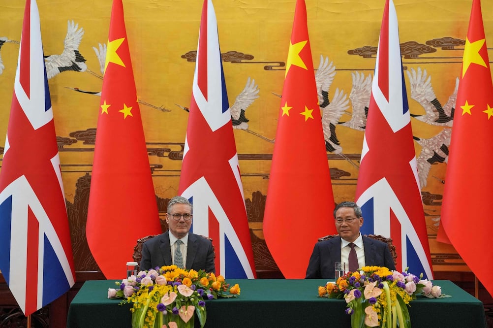 China y el Reino Unido firmaron en Beijing una decena de acuerdos. En la imagen, los primeros ministros de Reino Unido, Keir Starmer, y de China, Li Qiang. Foto: AFP