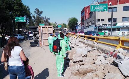 Reportan volcadura de tráiler en Circuito Interior; continúan labores para restablecer el tránsito