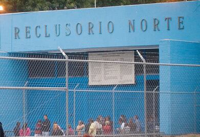 Detienen a mujer por intentar meter droga a reclusorio Norte