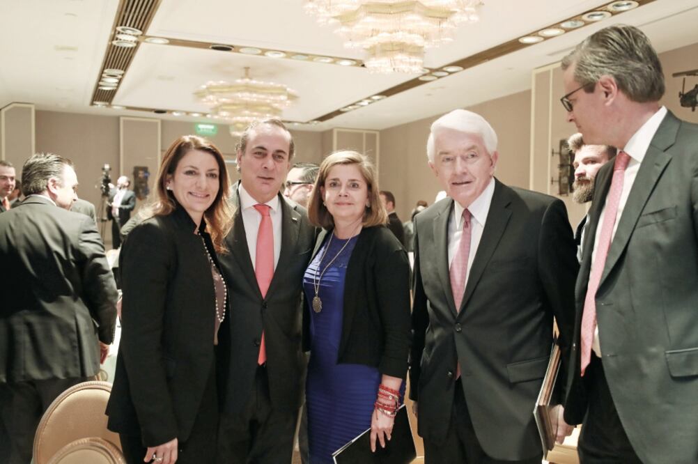Juan Pablo Castañón, presidente del CCE (segundo de izq. a der.); Mónica Flores, presidenta de la AmCham, y Thomas Donohue, presidente de la US Chamber of Commerce (cuarto de izq. a der.), ayer en el encuentro empresarial. (ALEJANDRA LEYVA.EL UNIVERSAL)
