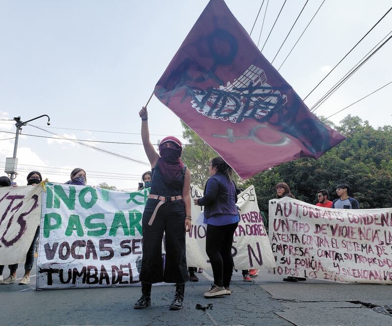 Estudiantes del IPN se manifestaron en Zacatenco contra la violencia de género y exigieron una audiencia con el director general del instituto. Foto: ALEXIS ORTIZ. EL UNIVERSAL