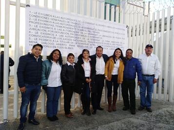 Trabajadores de Semarnat llaman a paro por despidos; bloquean Ejército Nacional