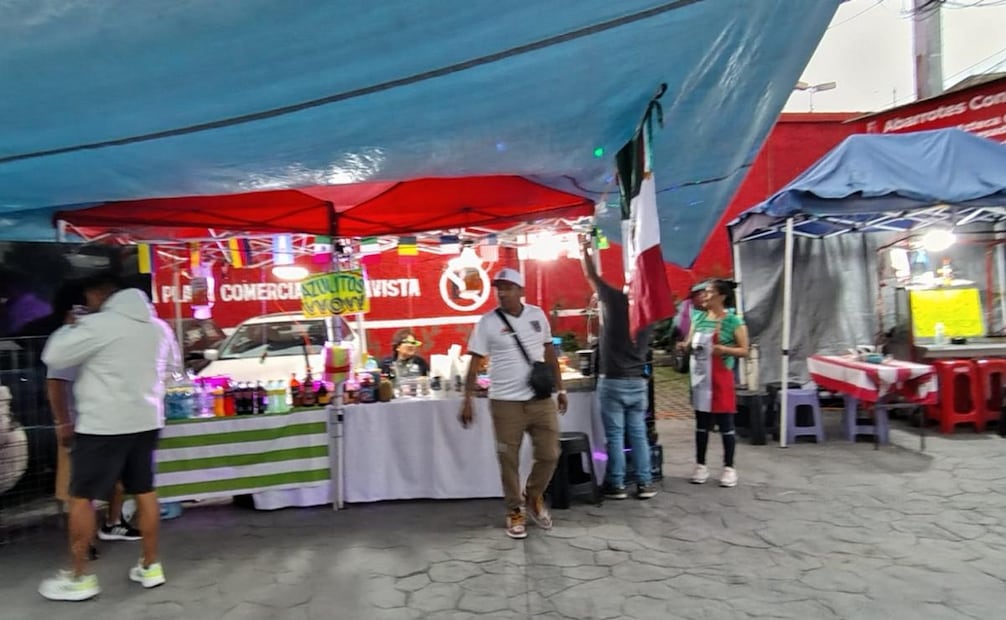 Entre porras y antojitos, Santa Úrsula hace su partido; vecinos aprovechan la afluencia para instalar puestos.
Foto: Arantxa Meave