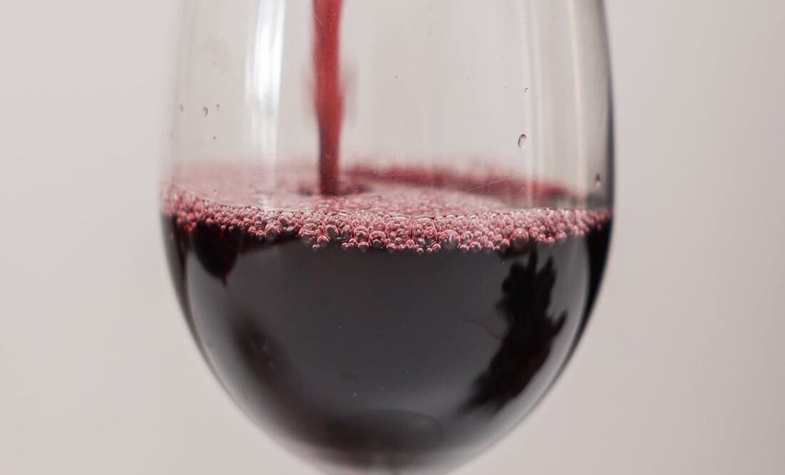 Consumir vino tinto con ajo es saludable para el organismo. Foto: Cup of Couple / Pexels