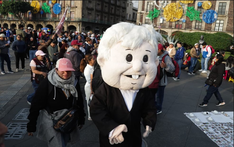 Simpatizantes de la presidenta Claudia Sheinbaum y de la Cuarta Transformación se desplazan al Zócalo de la Ciudad de México, para conmemorar siete años de la llegada del movimiento que encabezaba Andrés Manuel López Obrador a la Presidencia, el sábado 6 de diciembre de 2025. Foto: Carlos Mejía/EL UNIVERSAL