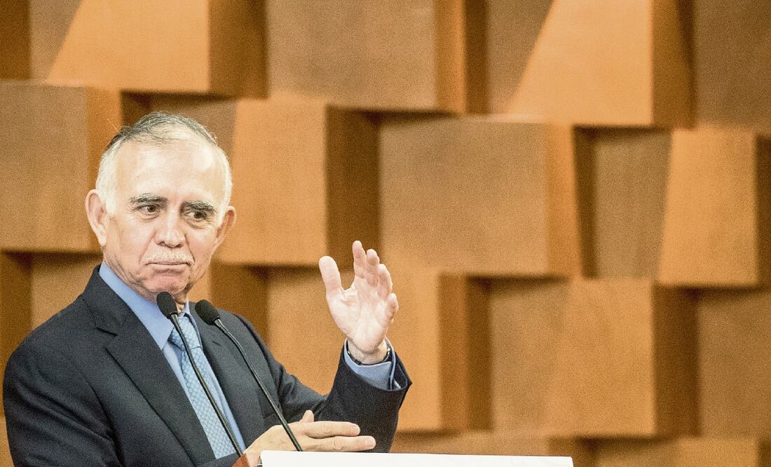 Al reunirse con el cuerpo diplomático mexicano, el jefe de la Oficina de la Presidencia, Alfonso Romo, dijo que se revisan los acuerdos comerciales que ha firmado México, con el fin de incrementar la relación mercantil con otros países. GERMÁN ESPINOSA