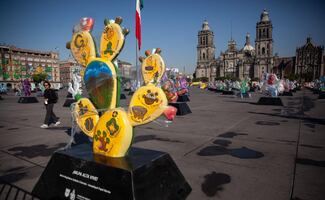 Clara Brugada inaugura exhibición "Nopalera en el Corazón"; 200 esculturas invaden el Zócalo capitalino