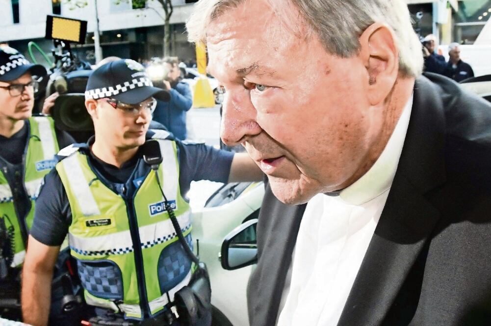 Se declara inocente. El cardenal George Pell, de 76 años, se declaró no culpable de los cargos, entre los que está abuso sexual a menores (JAMES ROSS. EFE)