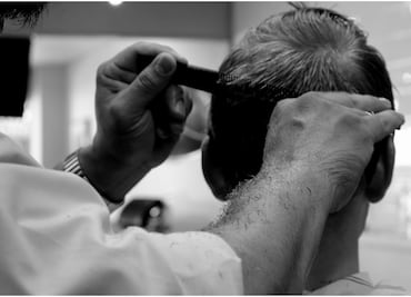 Multan en India a una peluquería con 271 mil dólares por un corte mal hecho