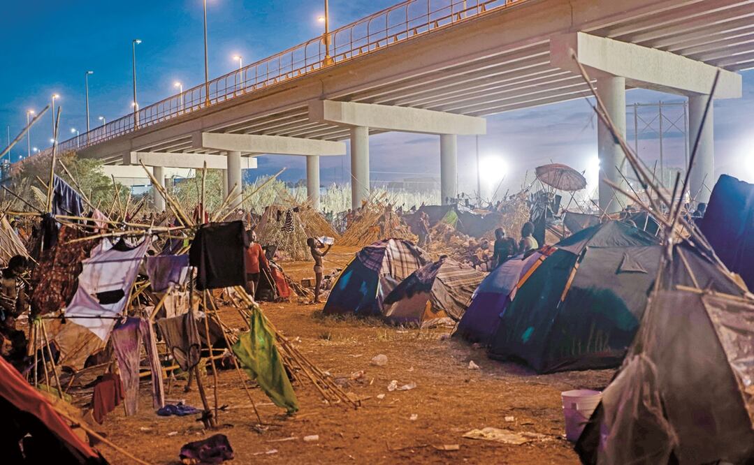 Un niño se baña dentro de un campamento de migrantes en la frontera entre Estados Unidos y México, en Del Río, Texas. Foto: JOHN MOORE. AFP