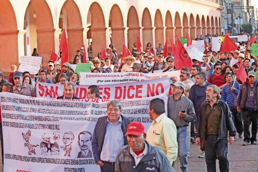 Comerciantes, estudiantes de la Normal Rural de Tenería y miembros del magisterio también marcharon por las calles del municipio de Toluca en protesta por el alza a los combustibles (JORGE ALVARADO. EL UNIVERSAL)