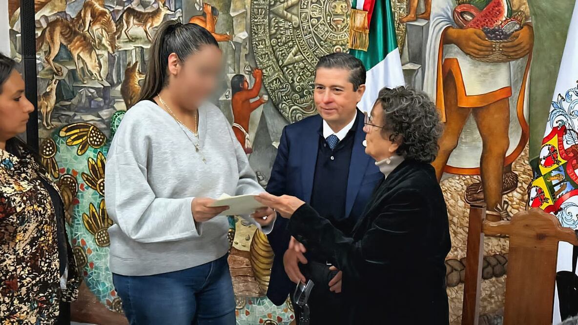 Alcaldía Coyoacán entrega cheques a afectados por explosión en Paseos de Taxqueña. (Foto: especial)