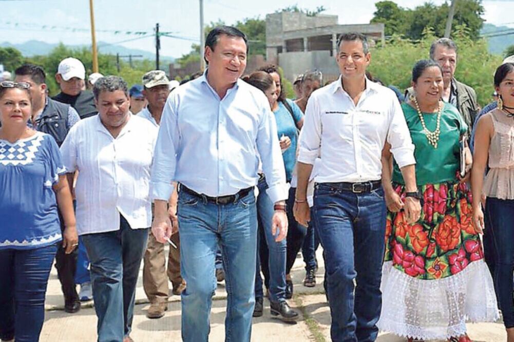 Miguel Ángel Osorio Chong, titular de Gobernación (izq. primer plano), entregó apoyos en Reforma de Pineda, Oaxaca (NOTIMEX)