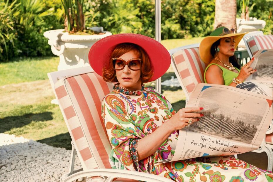 La serie está ambientada en los años 60, donde Allison Janney es una socialité muy elegante, pero elitista. Foto: Apple TV+