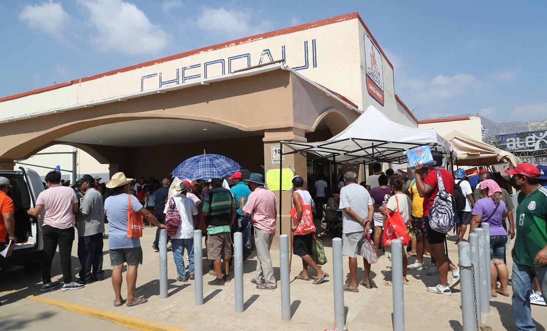 Acapulco, Guerrero 06/11/23.- Habitantes de diferentes comunidades afectadas por el huracán, acuden a las tiendas de autoservicio “Chedraui” donde comienzan a vender productos básicos y alimentos / Foto: Iván Montaño. EL UNIVERSAL