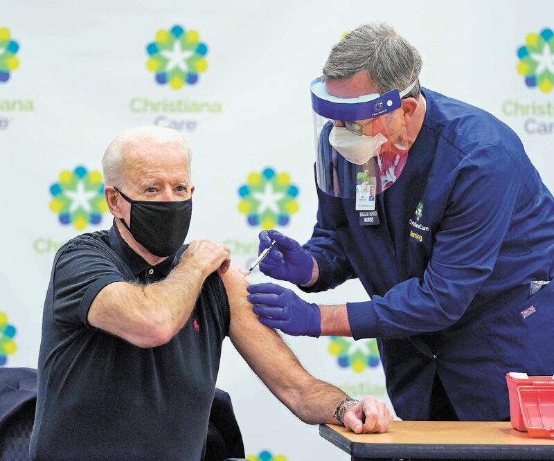 El presidente electo de EU, Joe Biden, recibió ayer la segunda dosis de la vacuna de Pfizer. Foto: SUSAN WALSH. AP