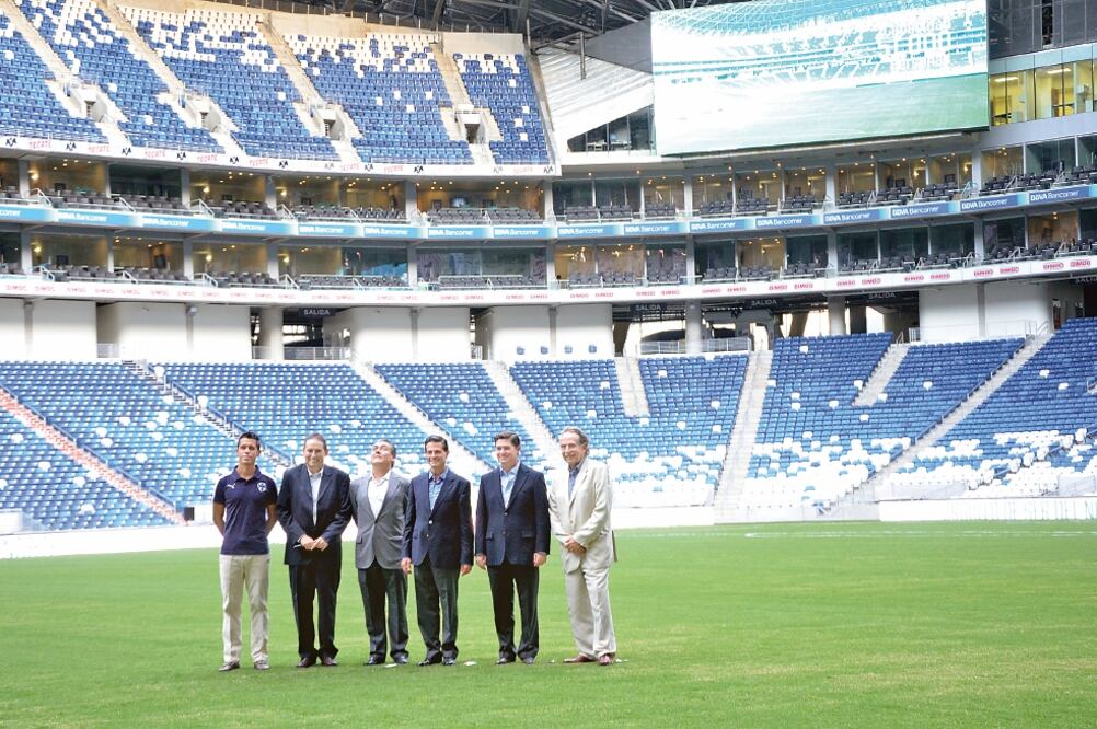 El presidente Enrique Peña Nieto, el capitán de Rayados, Severo Meza; José González, presidente de Club Monterrey; José Antonio Fernández, presidente de FEMSA; Rodrigo Medina, gobernador de Nuevo León y Decio de María, titular de Femexfut (EMILIO VÁSQUEZ)