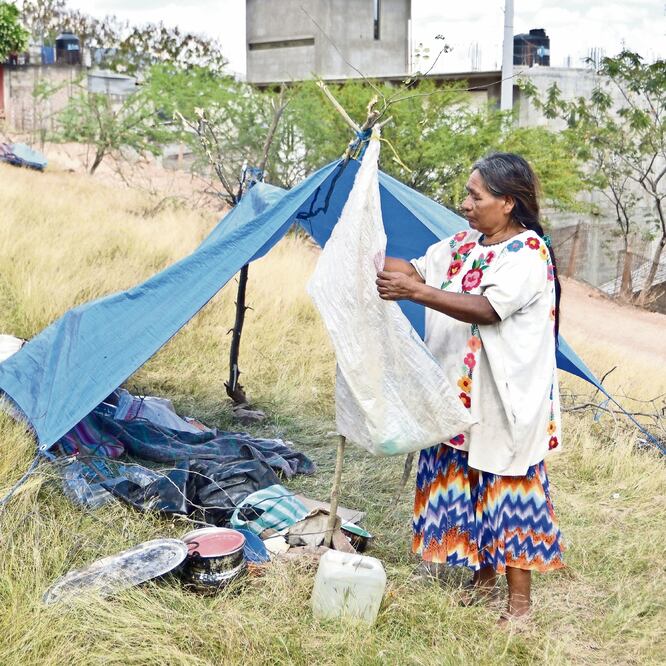 La mayoría de los desplazados tienen más de cinco días sin bañarse, sólo se protegen del sol con una lona y duermen en el suelo. (FOTOS: SALVADOR CISNEROS. EL UNIVERSAL)