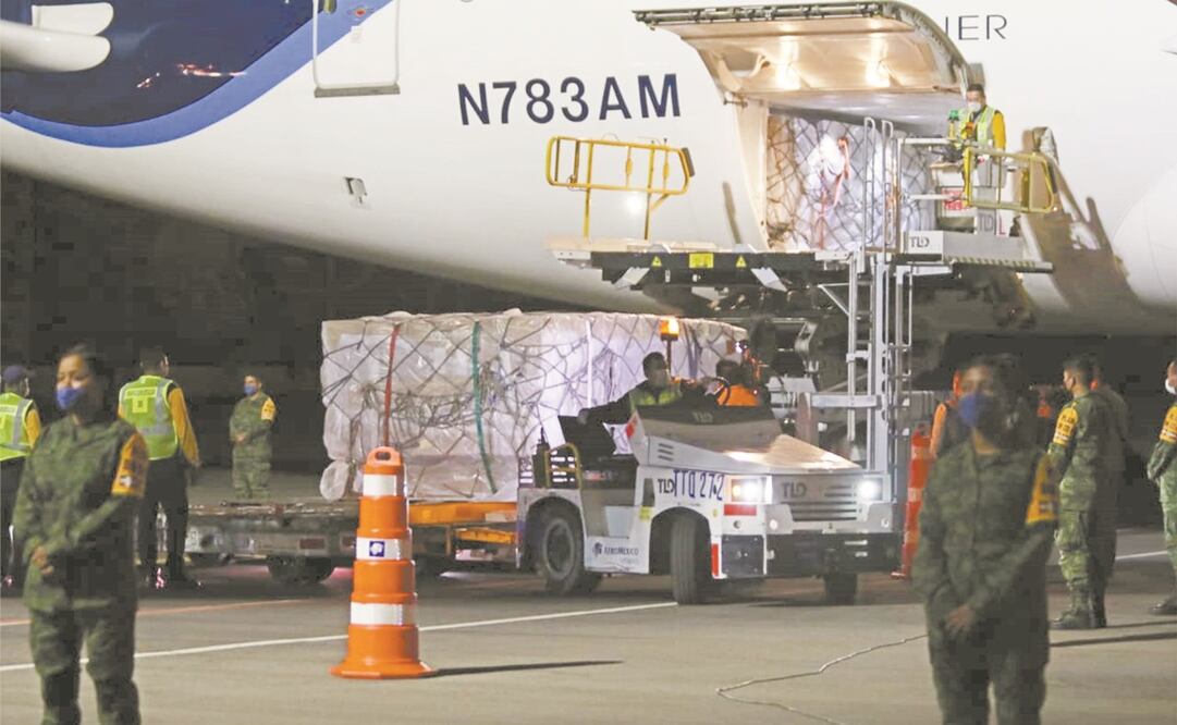 Anoche llegó a la capital del país un segundo cargamento, procedente de Shanghái, con insumos médicos para enfrentar la emergencia sanitaria. Fotos: CARLOS MEJÍA. EL UNIVERSAL