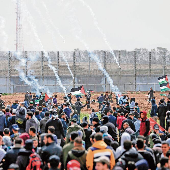 Miles de palestinos se manifestaron ayer en la frontera con Israel, en Gaza. La Media Luna Roja denunció que uno de sus voluntarios resultó lesionado. 