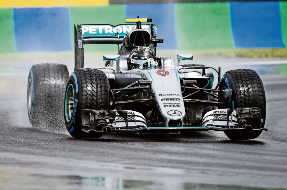 Nico Rosberg aprovechó una frenada de Lewis Hamilton para asegurar la mejor vuelta (JANOS MARJAI. EFE)