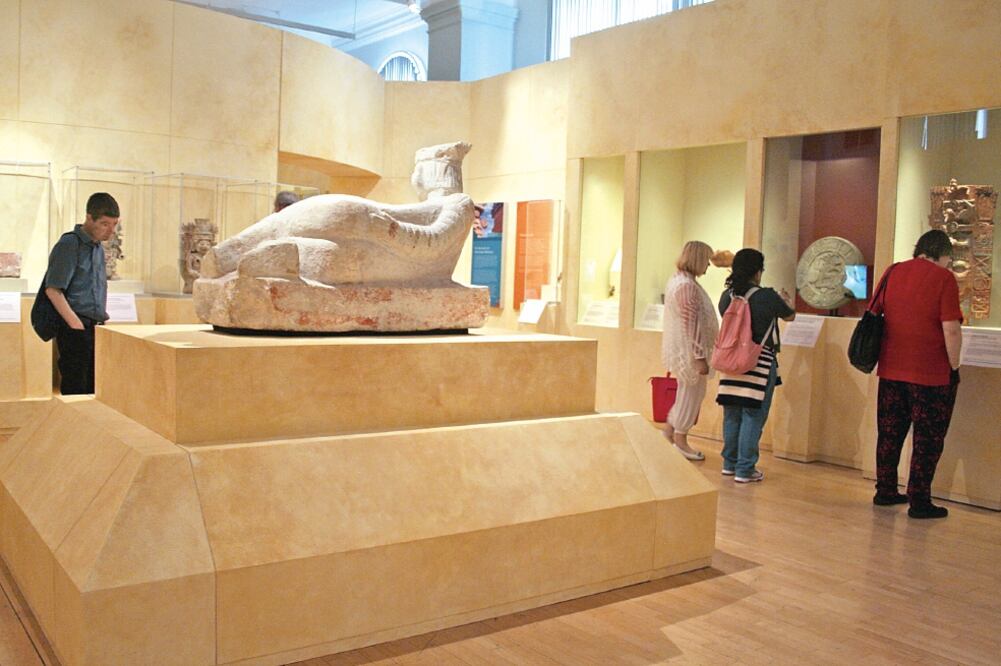 Se exhiben esculturas, dinteles, máscaras funerarias y joyas de jade y oro (ABIDA VENTURA. ELUNIVERSAL)