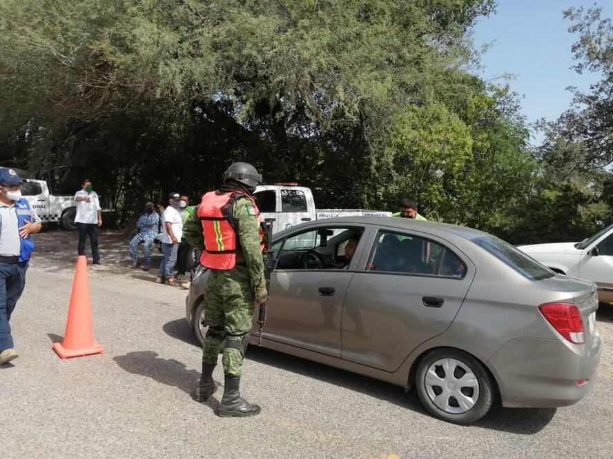 Personal de Guardia Nacional, Policía Estatal, Protección Civil y del Ayuntamiento, se encargan del operativo para impedir el paso a automovilistas. Foto: ESPECIAL