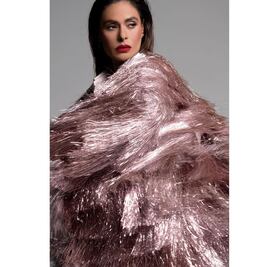 Con escote y diamantes, Galilea demuestra su belleza