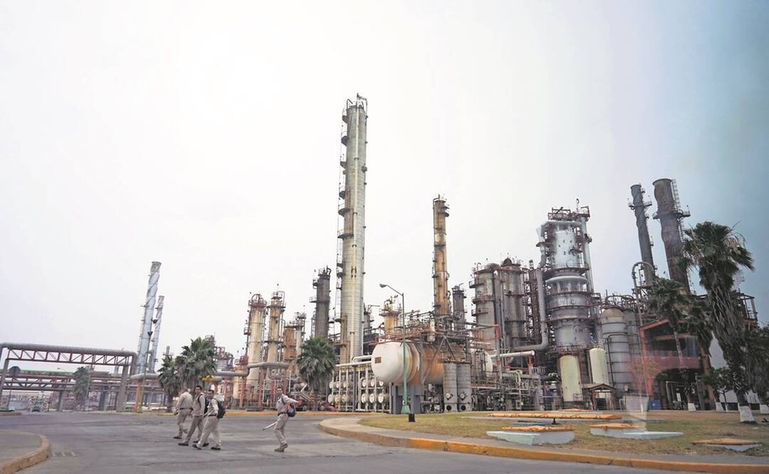 Pemex indicó que el programa de fortalecimiento del Sistema Nacional de Refinación contribuyó al aumento de sus ingresos. Foto: Archivo EL UNIVERSAL