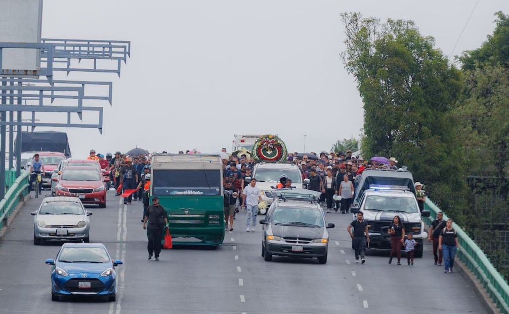 Realizan sepelio de Edith Guadalupe Valdés Zaldívar, cuyo cortejo fúnebre recorrió desde la parroquia de Santa María Magdalena de Atlazolpa hasta el panteón ubicado en Circuito Interior Río Churubusco y Eje 6.
Foto: Osmar Alvarado / El Universal.