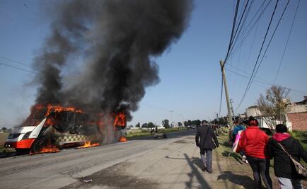 Queman camiones de transporte durante protesta en Edomex