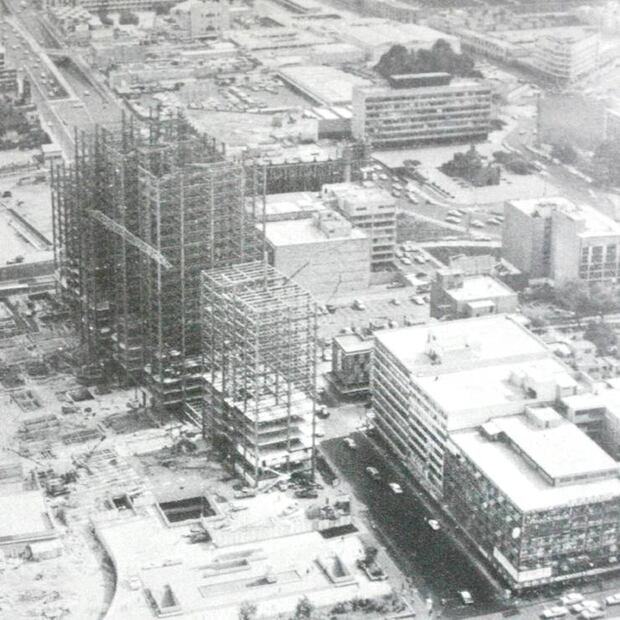 Aspecto de las obras para la construcción del Conjunto Pino Suárez hacia finales de los años sesenta e inicios de los setenta. Comprendía 5 edificios por su profundidad y por el cruce de dos líneas. Crédito: Col. Carlos Villasana.
