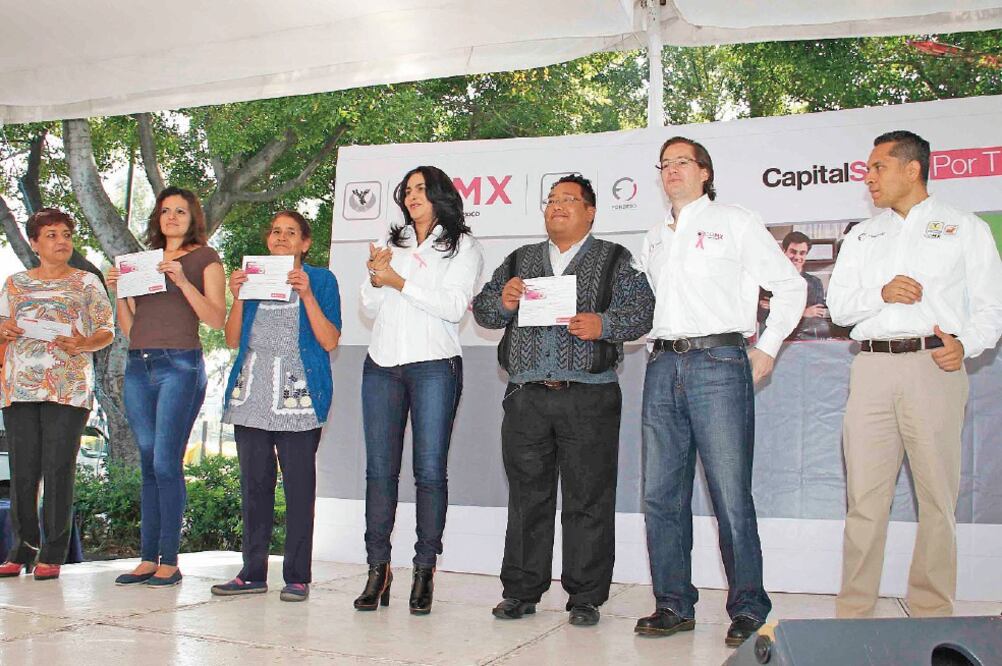 Salomón Chertorivski, en compañía de la delegada de Iztapalapa, Dione Anguiano, entregó 187 créditos para negocios en dicha demarcación (ESPECIAL)