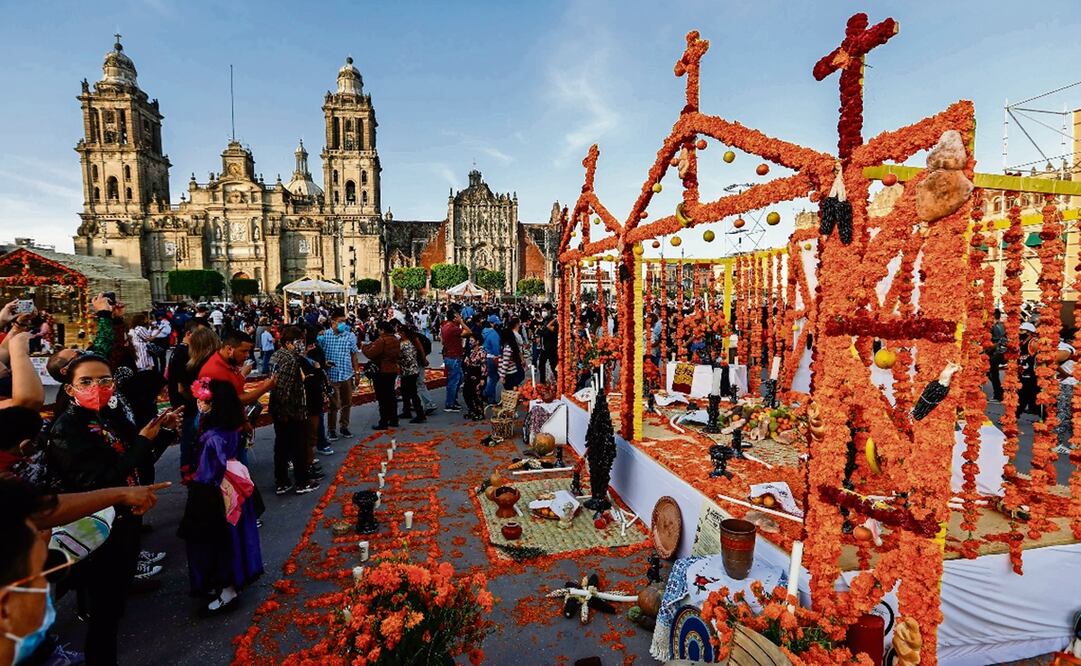 De acuerdo con datos del Gobierno capitalino, 800 mil personas visitaron la megaofrenda del Zócalo en los tres días que estuvo instalada. Foto: Diego Simón. El Universal