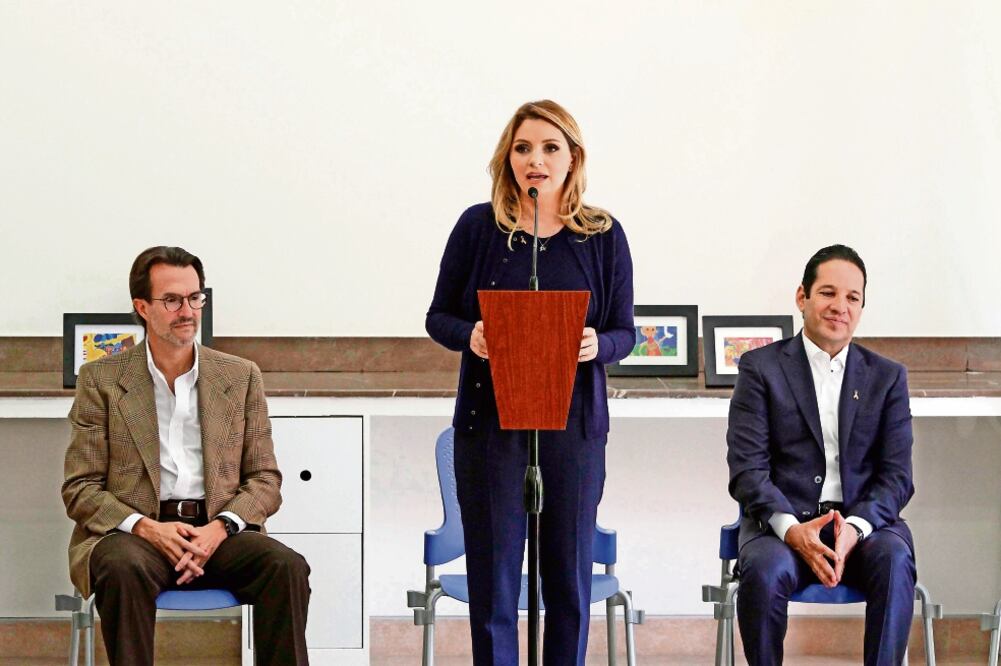 La primera dama Angélica Rivera visitó el Hospital Infantil Teletón de Oncología, en compañia del presidente de Teletón, Fernando Landeros (izq. y el gobernador de Querétaro, Francisco Domínguez CÉSAR GÓMEZ. EL UNIVERSAL)