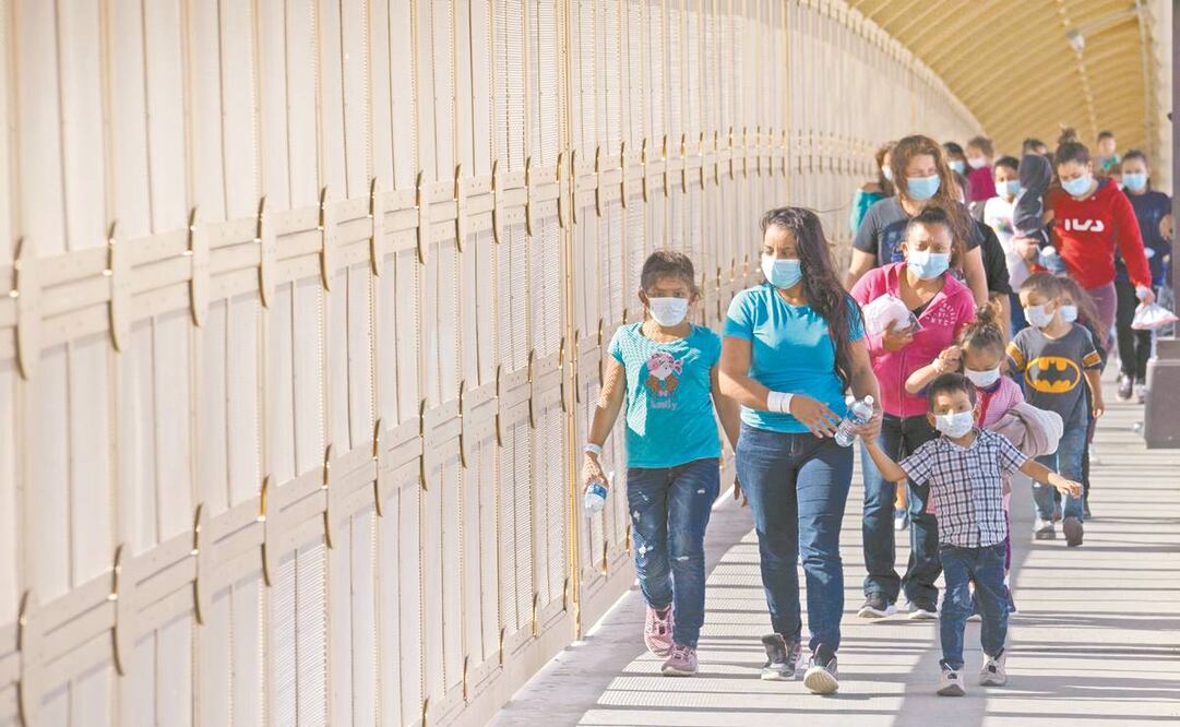 Migrantes que cruzaron a Estados Unidos por el Valle del río Grande y fueron trasladados a El Paso, Texas, son expulsados a México, el 6 de abril de 2021. Foto: Paul Ratje/ AFP.