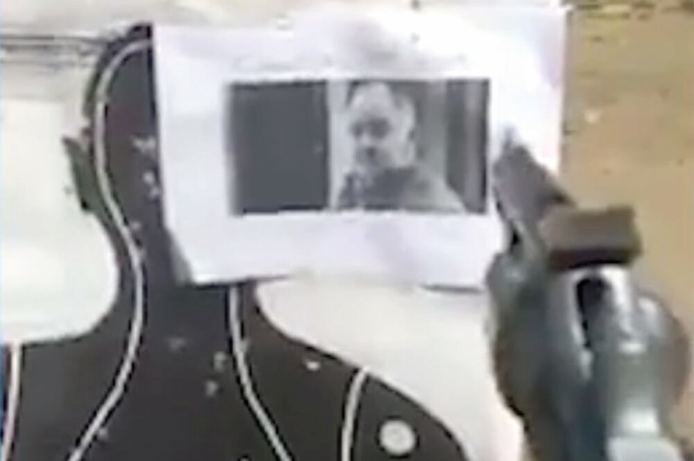 Un video muestra a una persona disparando contra la fotografía del periodista en al menos seis ocasiones. En la parte derecha de la foto se aprecia la leyenda Servicio Panamericano de Protección (FOTO TOMADA DE VIDEO)