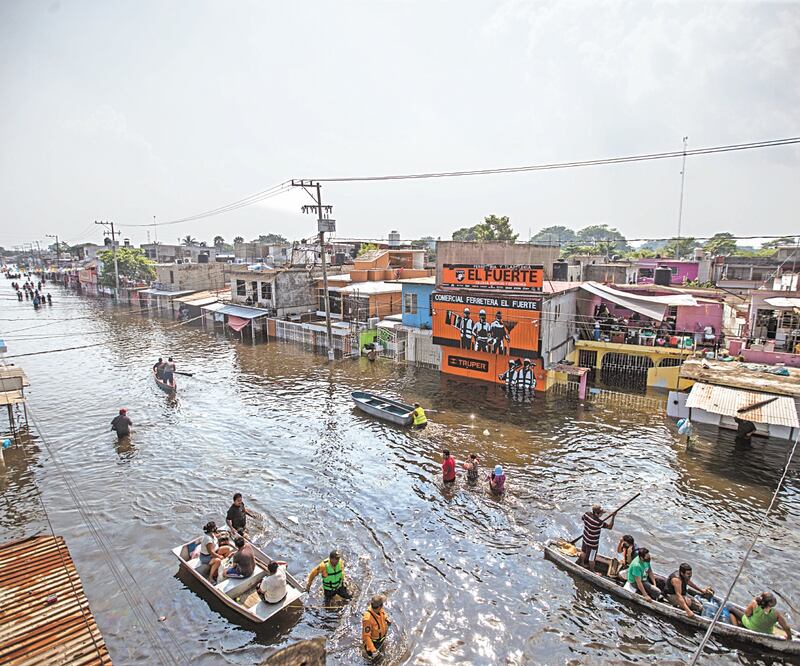 Desde la madrugada del lunes, el caudal del río Grijalva creció e inundó decenas de hogares, mientras los tabasqueños trataban de rescatar sus bienes. FOTOS: GERMÁN ESPINOSA. EL UNIVERSAL