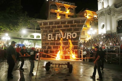 Queman 'El Muro' de Trump en Carnaval de Veracruz