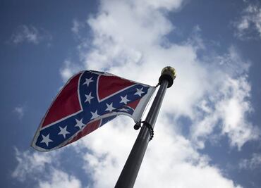 Retira Wal-Mart mercancía con bandera confederada