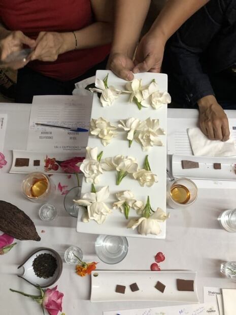 Flores, chocolate y té: tres grandes placeres unidos